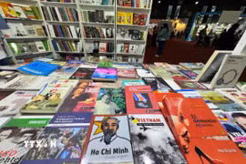 Nhà xuất bản Acercándonos Ediciones của Argentina giới thiệu tới bạn đọc tiếng Tây Ban Nha cuốn “Tuyển tập Hồ Chí Minh” cùng tác phẩm “Ba trận chiến quyết định” của nhà báo Cuba Luis Arce – người từng tác nghiệp tại Việt Nam trong thời chiến. (Ảnh: Diệu Hương/TTXVN)