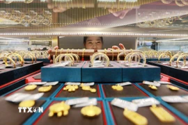 Trang sức vàng được bày bán tại cửa hàng ở tỉnh Giang Tô, Trung Quốc. (Ảnh: THX/TTXVN)