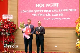 Đồng chí Hoàng Trung Dũng, Ủy viên Trung ương Đảng, Phó Trưởng ban Thường trực Ban Tổ chức Trung ương trao Quyết định của Ban Bí thư cho đồng chí Nguyễn Mạnh Quyền giữ chức Phó Bí thư Tỉnh ủy Hưng Yên, nhiệm kỳ 2025-2030. (Ảnh: Đinh Văn Nhiều/TTXVN)