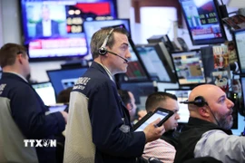 Giao dịch viên tại sàn chứng khoán New York, Mỹ. (Ảnh: THX/TTXVN)