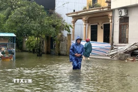 Mưa kéo dài nhiều ngày gây ngập trên một tuyến đường của phường Thuận An, thành phố Huế. (Ảnh: Mai Trang/TTXVN)