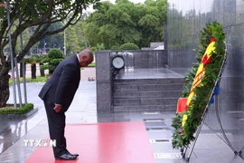 Tổng thống nước Cộng hòa Nam Phi Matamela Cyril Ramaphosa đặt hoa, vào Lăng viếng Chủ tịch Hồ Chí Minh. (Ảnh: Văn Điệp/TTXVN)
