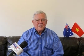 Giáo sư Carl Thayer, thuộc Học viện Quốc phòng Australia, Đại học New South Wales, trả lời phỏng vấn của phóng viên TTXVN tại Australia. (Ảnh: Lê Đạt/TTXVN)