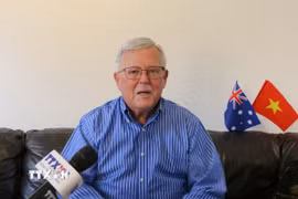 Giáo sư Carl Thayer, thuộc Học viện Quốc phòng Australia, Đại học New South Wales, trả lời phỏng vấn của phóng viên TTXVN tại Australia. (Ảnh: Lê Đạt/TTXVN)