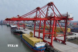 Quang cảnh cảng hàng hóa tại tỉnh Giang Tô, Trung Quốc. (Ảnh: THX/TTXVN)