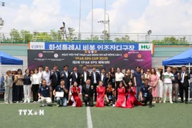 Các đại biểu và khách mời chụp ảnh lưu niệm tại lễ khai mạc EPS VFAK CUP 2025. (Ảnh: Đức Thắng/TTXVN)