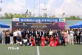 Các đại biểu và khách mời chụp ảnh lưu niệm tại lễ khai mạc EPS VFAK CUP 2025. (Ảnh: Đức Thắng/TTXVN)