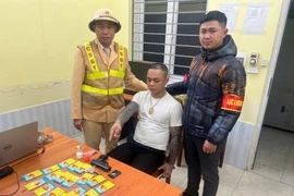 Đối tượng Nguyễn Văn Dậu cùng tang vật.