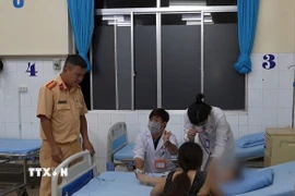 Thiếu tá Dương Đình Nghĩa tại phòng cấp cứu Bệnh viện Đa khoa tỉnh Lâm Đồng. (Ảnh: TTXVN phát)