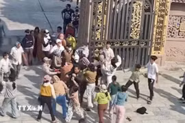 Băng nhóm dàn cảnh cướp giật tài sản, cố ý gây thương tích tại chùa Kim Tiên, thị xã Tịnh Biên, An Giang được camera ghi lại. (Ảnh: TTXVN phát)