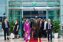 Phó Chủ tịch Quốc hội Nguyễn Thị Thanh đón Chủ tịch Quốc hội Cuba Esteban Lazo Hernández tại sân bay quốc tế Nội Bài. (Ảnh: Minh Đức/TTXVN)