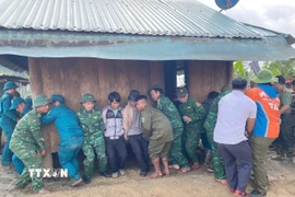 Di chuyển nhà trong vùng sạt lở thôn Pứt, xã Hùng Sơn, thành phố Đà Nẵng đến nơi an toàn. (Ảnh: Bộ đội biên phòng thành phố Đà Nẵng cung cấp/TTXVN phát)