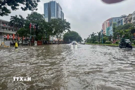 Mưa lớn kéo dài gây ngập nặng trên phố Hoàng Quốc Việt. (Ảnh: Quốc Khánh/TTXVN)