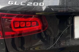 Chiếc xe bị cào xước nhiều vị trí.