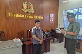 Cơ quan an ninh điều tra thi hành lệnh bắt tạm giam đối với Nguyễn Minh Tiến. (Ảnh: Công an Đồng Nai/TTXVN phát)