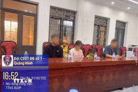 Công an phường Đông Mai phối hợp với Đội CSGT ĐB số 1 (Phòng PC08 Công an tỉnh Quảng Ninh) làm việc với các bên liên quan để xác minh vụ việc. (Ảnh: TTXVN phát)