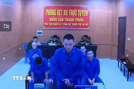 Bị cáo Nguyễn Văn Thiên (đứng) tại đầu cầu Trại tạm giam số 2 - Công an thành phố Hà Nội. (Ảnh: Kim Anh/TTXVN)