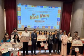 Đại sứ Phạm Việt Hùng cùng đại diện Ban tổ chức và các giám khảo với các sinh viên đoạt giải. (Ảnh: Phạm Hải/TTXVN)