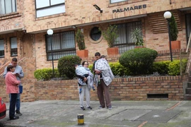 Người dân hốt hoảng chạy ra khỏi nhà khi động đất xảy ra. (Nguồn: AFP)