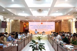 Đoàn công tác thành viên Chính phủ làm việc với UBND tỉnh Kiên Giang. (Ảnh: Văn Sĩ/TTXVN)