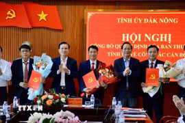 Lãnh đạo tỉnh Đắk Nông trao các quyết định điều động, bổ nhiệm cán bộ, lãnh đạo. (Ảnh: TTXVN phát)