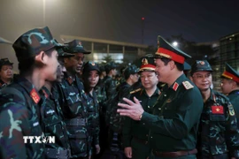 Thượng tướng Vũ Hải Sản, Thứ trưởng Bộ Quốc phòng đón và động viên khích lệ tinh thần lực lượng cứu hộ, cứu nạn hoàn thành nhiệm vụ tại Myanmar trở về. (Ảnh: An Đăng/TTXVN)