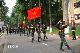 Khối Nữ sỹ quan thông tin bước vào giai đoạn tập luyện cao điểm tại Lữ đoàn 25, Quân khu 7 (đóng chân tại thành phố Biên Hòa, Đồng Nai). (Ảnh: Lê Xuân/TTXVN)