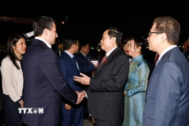 Chủ tịch Quốc hội Trần Thanh Mẫn và Phu nhân, Phó Thủ tướng Chính phủ Cộng hòa Uzbekistan KHODJAYEV Jamshid Abdukhakimovich và đại biểu. (Ảnh: Doãn Tấn/TTXVN)