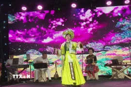 Ca sỹ Hà Myo và dàn nhạc trong tiết mục Hát Xẩm "Cô đôi thượng ngàn." (Ảnh: Việt Dũng/TTXVN)