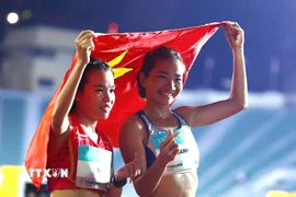 Nguyễn Thị Oanh (phải) và Lê Thị Tuyết độc chiếm 2 tấm HCV, HCB ở cự ly 10.000m nữ tại SEA Games 33. (Ảnh: TTXVN phát)