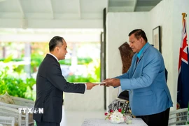 Đại sứ Việt Nam tại New Zealand kiêm nhiệm Quần đảo Cook Phan Minh Giang trình Thư ủy nhiệm lên Ngài Tom Marsters, Đại diện Nhà vua Anh Charles III tại Quần đảo Cook. (Ảnh: TTXVN phát)