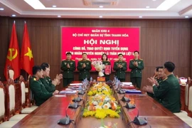 Lãnh đạo Bộ Chỉ huy quân sự tỉnh Thanh Hóa trao quyết định tuyển dụng quân nhân chuyên nghiệp cho chị Thiều Thị Oanh.