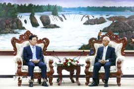Bí thư Trung ương Đảng, Trưởng Ban Tuyên huấn Trung ương Lào Khamphanh Pheuyavong tiếp Phó Trưởng ban Tuyên giáo và Dân vận Trung ương Việt Nam Triệu Tài Vinh. (Ảnh: Xuân Tú/TTXVN)