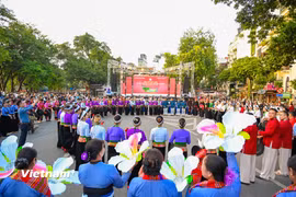 Trình diễn, giới thiệu quảng bá văn hóa nghệ thuật truyền thống dân tộc Mường tại Hà Nội, ngày 22/11/2025. (Ảnh: Minh Sơn/Vietnam+)
