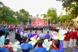 Trình diễn, giới thiệu quảng bá văn hóa nghệ thuật truyền thống dân tộc Mường tại Hà Nội, ngày 22/11/2025. (Ảnh: Minh Sơn/Vietnam+)