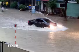 Các phương tiện di chuyển khó khăn khi mưa lớn gây ngập úng các tuyến đường ở Thái Nguyên. (Ảnh: Trần Trang/TTXVN)