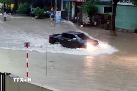 Các phương tiện di chuyển khó khăn khi mưa lớn gây ngập úng các tuyến đường ở Thái Nguyên. (Ảnh: Trần Trang/TTXVN)