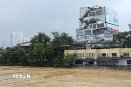 Nước sông Cầu dâng cao tại khu vực trung tâm thành phố Thái Nguyên. (Ảnh: Hoàng Nguyên/TTXVN)