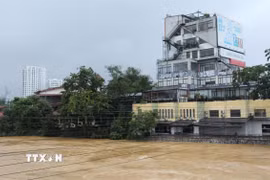 Nước sông Cầu dâng cao tại khu vực trung tâm thành phố Thái Nguyên. (Ảnh: Hoàng Nguyên/TTXVN)