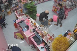 2 đối tượng dùng dao khống chế nhân viên cửa hàng quà tặng cướp tài sản. (Ảnh: TTXVN phát)