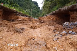 Lũ tàn phá nặng nề đoạn đường dài hàng trăm mét liên xã Nguyên Phúc-Sỹ Bình (huyện Bạch Thông, tỉnh Bắc Kạn). (Ảnh: Nguyễn Công Hải/TTXVN)