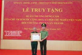 Thừa ủy quyền Chủ tịch nước, Thượng tướng Trần Quốc Tỏ, Thứ trưởng Bộ Công an đã trao Huân chương Dũng cảm cho thân nhân ông Phan Văn Thành. (Nguồn: Cổng Thông tin điện tử tỉnh Thái Nguyên)