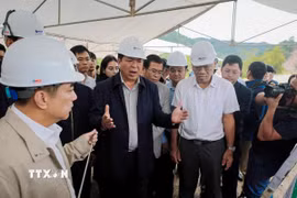 Bộ trưởng Bộ Xây dựng Trần Hồng Minh (đứng giữa) chỉ đạo tại công trình. (Ảnh: Diệp Anh/TTXVN)