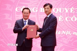 Ủy viên Bộ Chính trị, Bí thư Thành ủy Hà Nội Nguyễn Duy Ngọc trao quyết định cho đồng chí Nguyễn Đức Trung. (Ảnh: Văn Điệp/TTXVN)