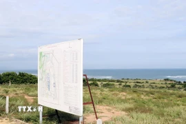 Thông tin về dự án Điện hạt nhân Ninh Thuận 1 tại nơi chọn xây dựng nhà máy. (Ảnh: Công Thử/TTXVN)