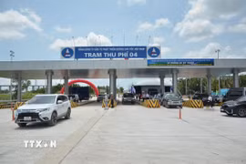 Trạm thu phí 04 trên tuyến cao tốc Bến Lức - Long Thành. (Ảnh: Linh Sơn/TTXVN)