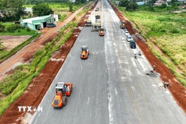 Các nhà thầu khẩn trương thi công tại dự án thành phần 3 cao tốc Biên Hòa-Vũng Tàu. (Ảnh: Hoàng Nhị/TTXVN)