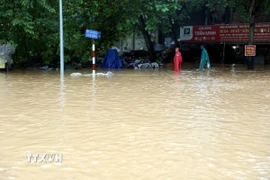 Mưa lớn gây ngập úng một số tuyến phố ở phường Minh Xuân, tỉnh Tuyên Quang. (Ảnh: Quang Cường/TTXVN)