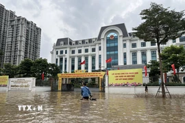 Đoạn phố phía trước UBND phường Cầu Giấy nước ngập sâu, các phương tiện không thể đi qua. (Ảnh: Huy Hùng/TTXVN)