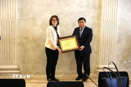 Phó Thủ tướng Nguyễn Chí Dũng tặng quà lưu niệm lãnh đạo ngân hàng Intesa Sanpaolo. (Ảnh: Hải Đăng/TTXVN)
